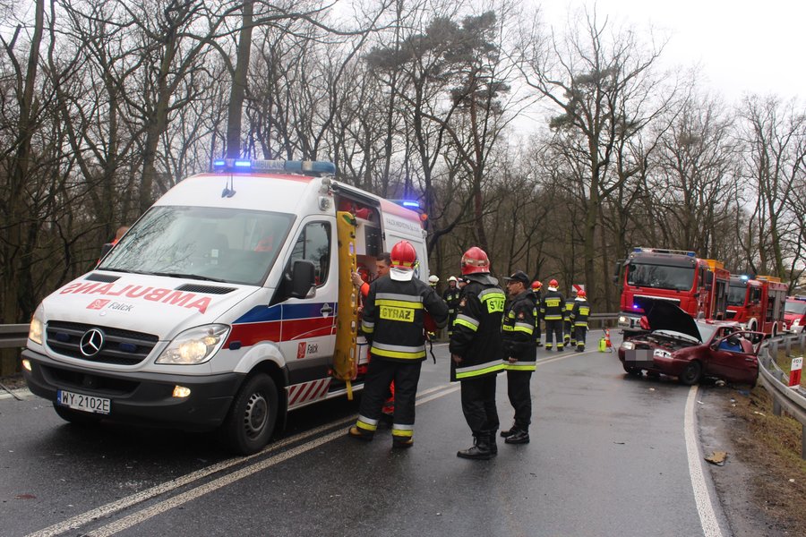 Wpadł w poślizg i uderzył w busa?