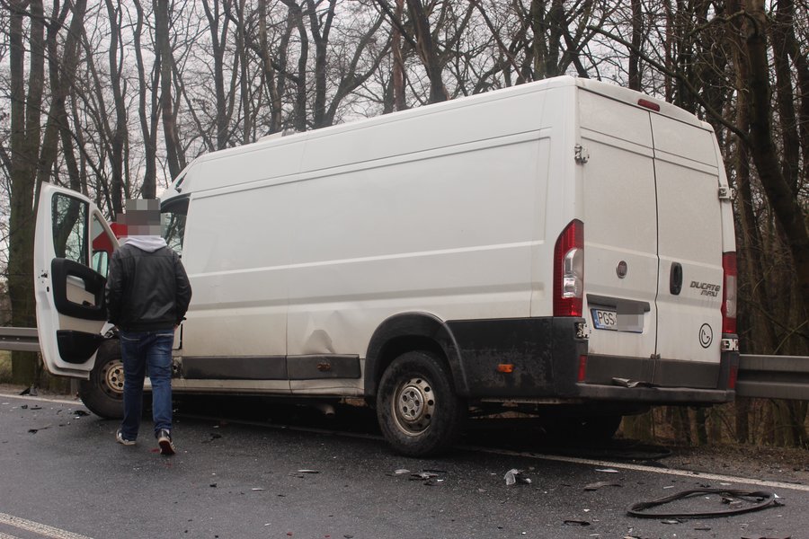 Wpadł w poślizg i uderzył w busa?