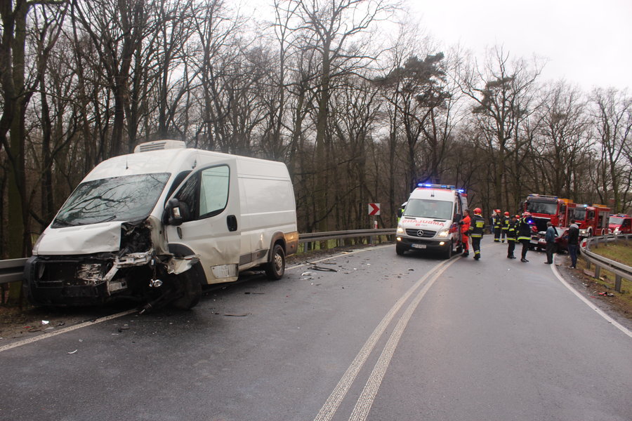 Wpadł w poślizg i uderzył w busa?