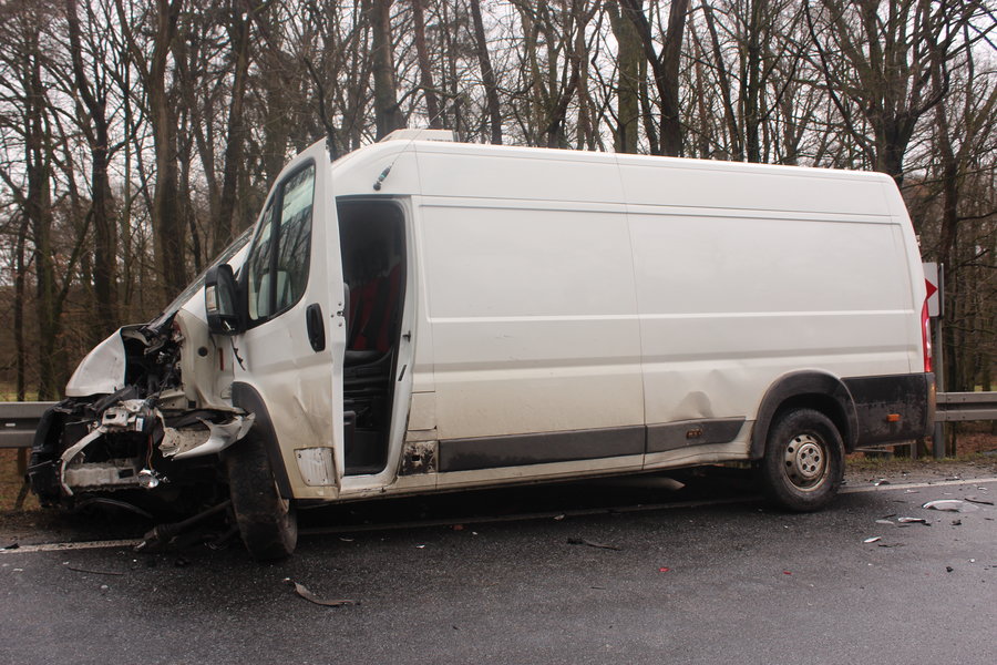 Wpadł w poślizg i uderzył w busa?