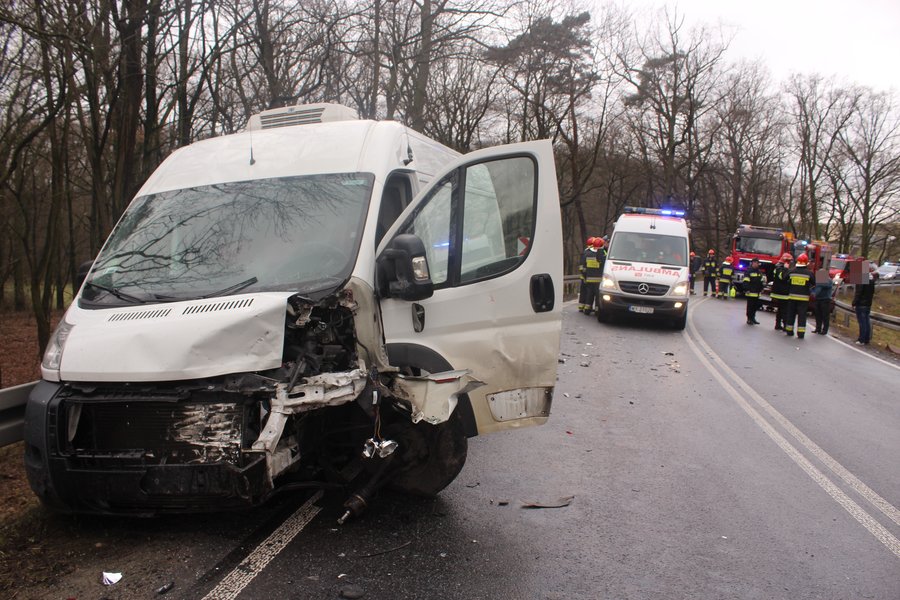 Wpadł w poślizg i uderzył w busa?