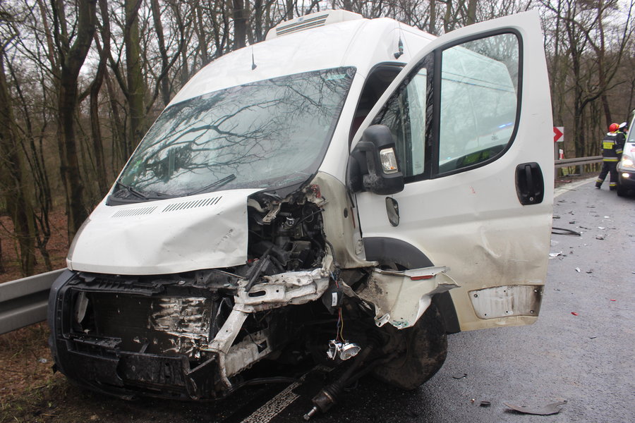 Wpadł w poślizg i uderzył w busa?
