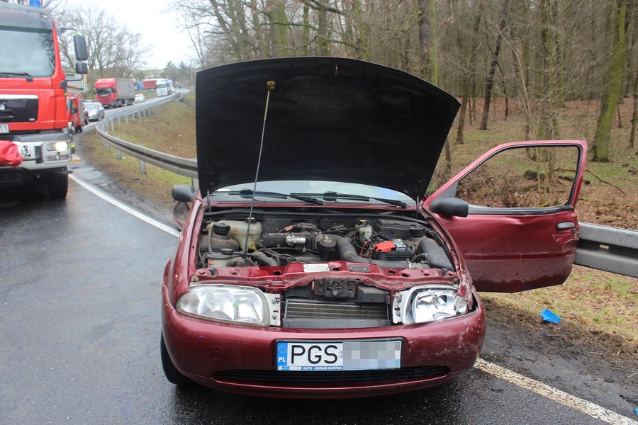 Wpadł w poślizg i uderzył w busa?