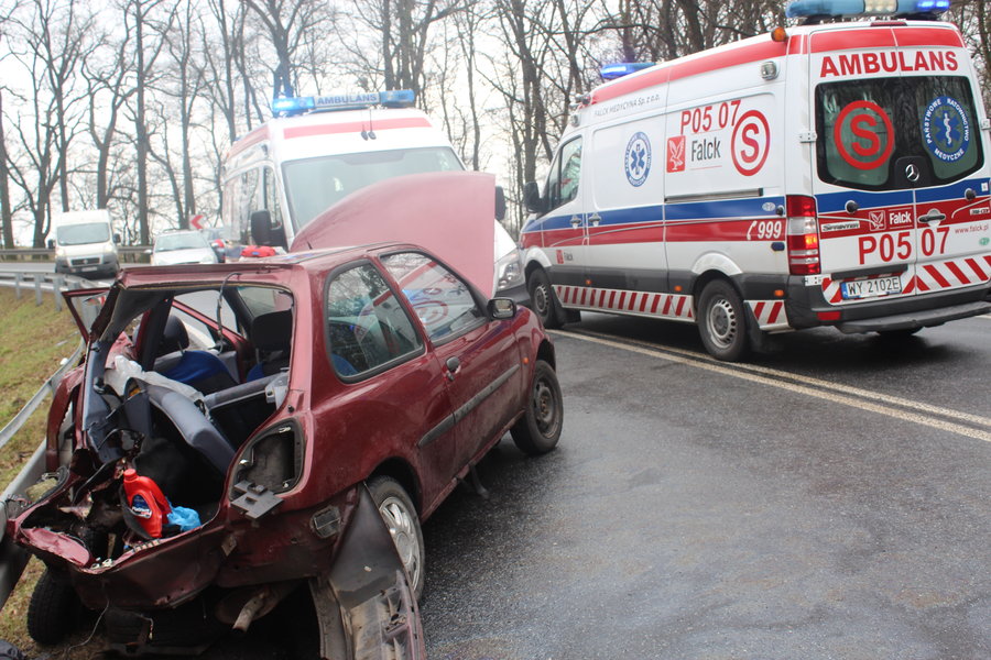 Wpadł w poślizg i uderzył w busa?