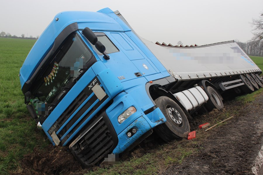 Tir w rowie. Kierowca wybrał 