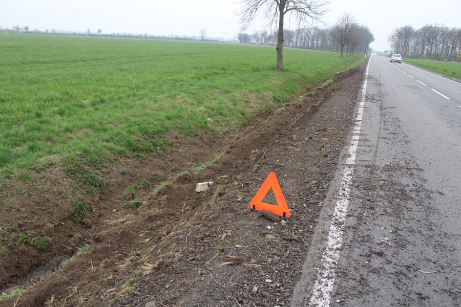 Tir w rowie. Kierowca wybrał 