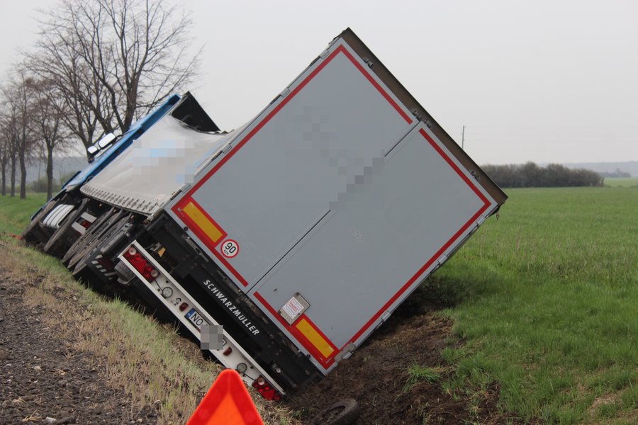Tir w rowie. Kierowca wybrał 