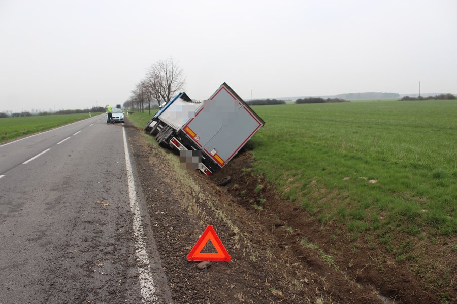 Tir w rowie. Kierowca wybrał 
