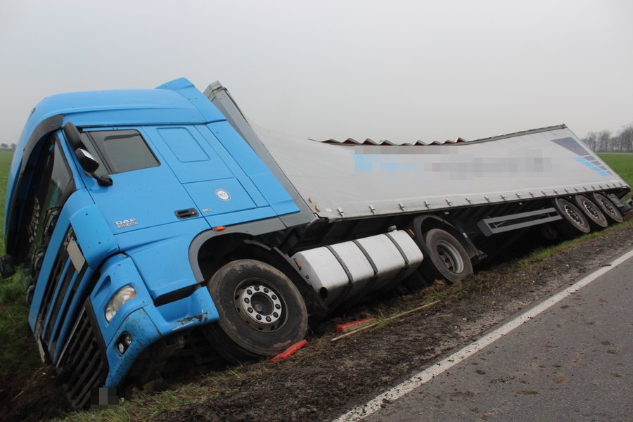 Tir w rowie. Kierowca wybrał 