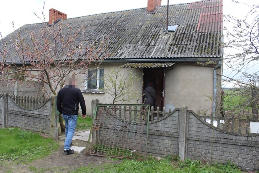 Groził, że skoczy z dachu