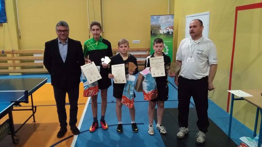 Miłośnicy tenisa stołowego zjechali do Grabonoga