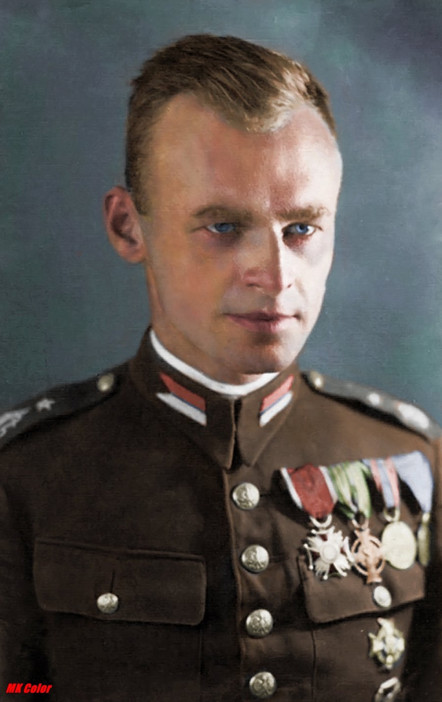 Przywraca do życia historię...