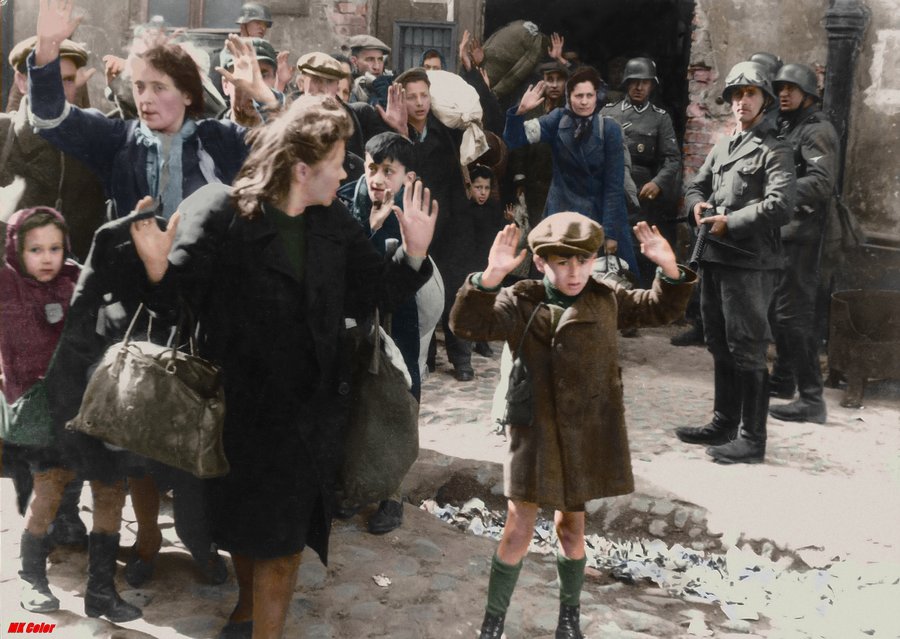 Przywraca do życia historię...