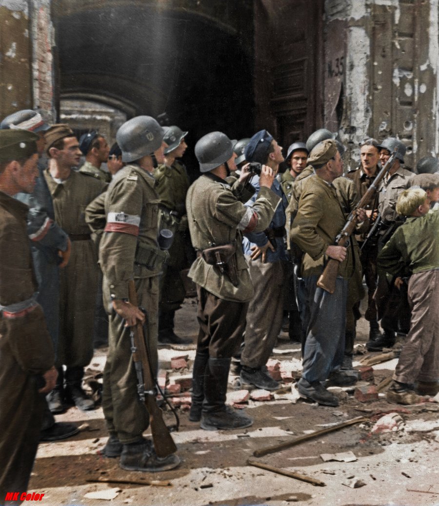 Przywraca do życia historię...