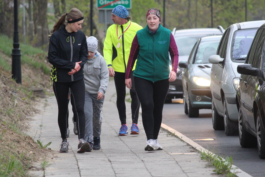 Biegli sprawdzić, czy grób jest pusty - film