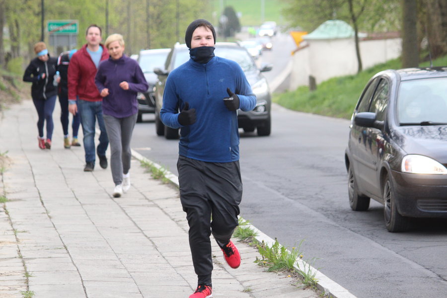 Biegli sprawdzić, czy grób jest pusty - film