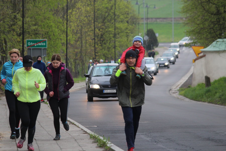 Biegli sprawdzić, czy grób jest pusty - film