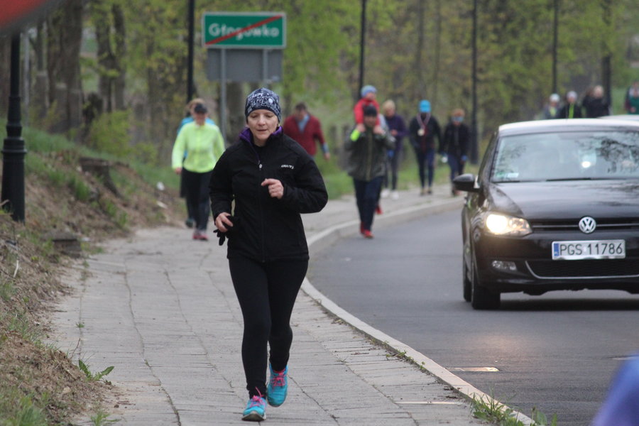 Biegli sprawdzić, czy grób jest pusty - film