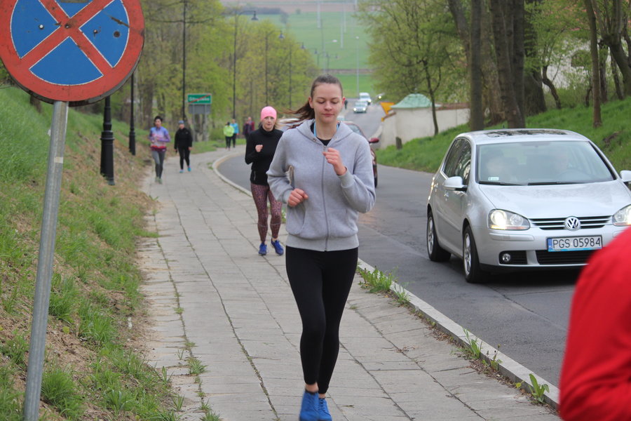 Biegli sprawdzić, czy grób jest pusty - film