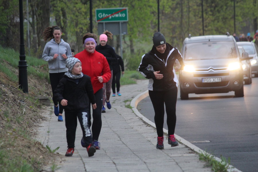 Biegli sprawdzić, czy grób jest pusty - film