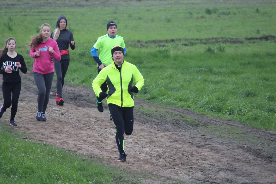Biegli sprawdzić, czy grób jest pusty - film