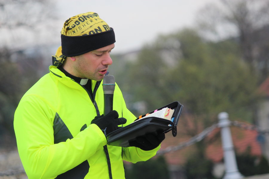 Biegli sprawdzić, czy grób jest pusty - film