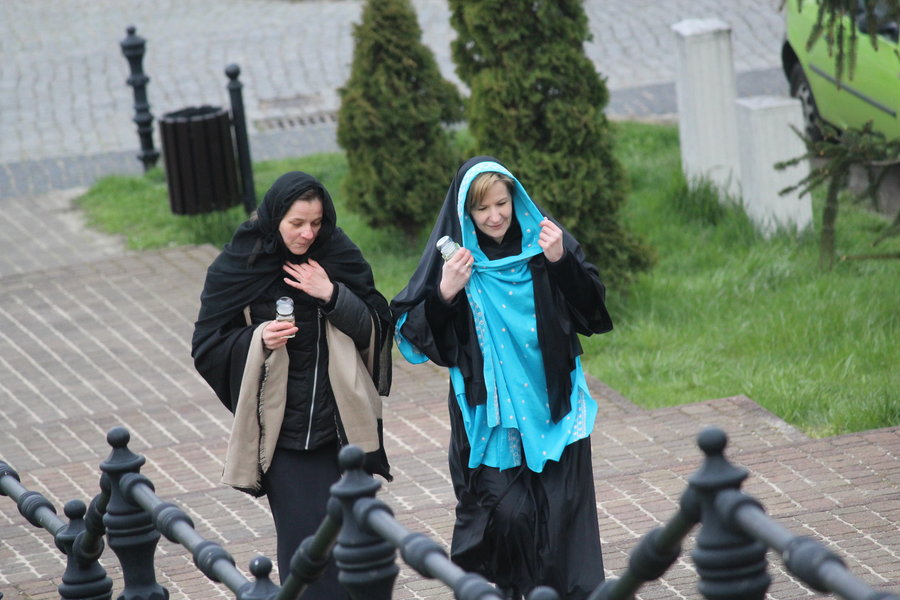 Biegli sprawdzić, czy grób jest pusty - film