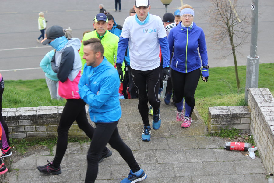 Biegli sprawdzić, czy grób jest pusty - film