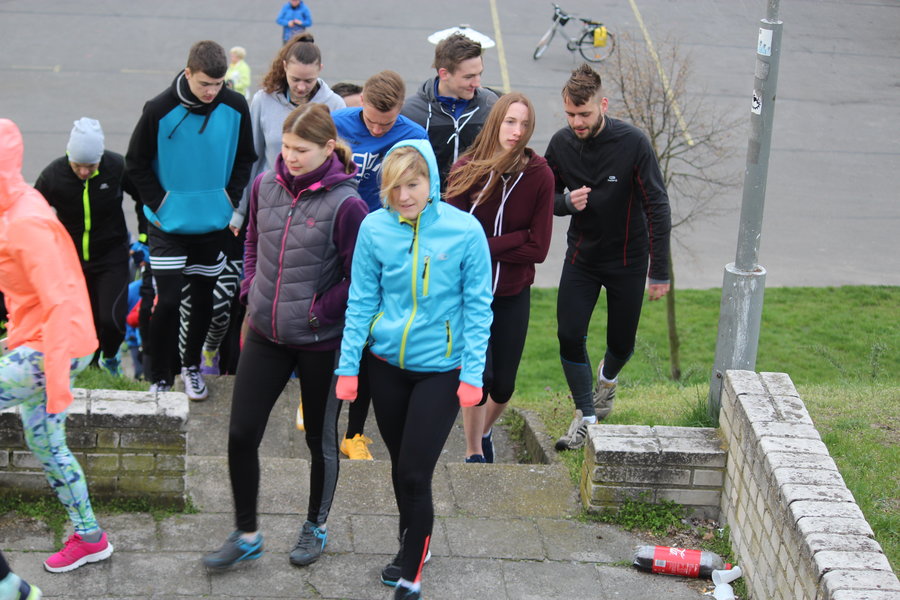 Biegli sprawdzić, czy grób jest pusty - film