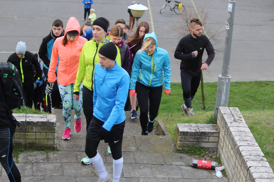 Biegli sprawdzić, czy grób jest pusty - film