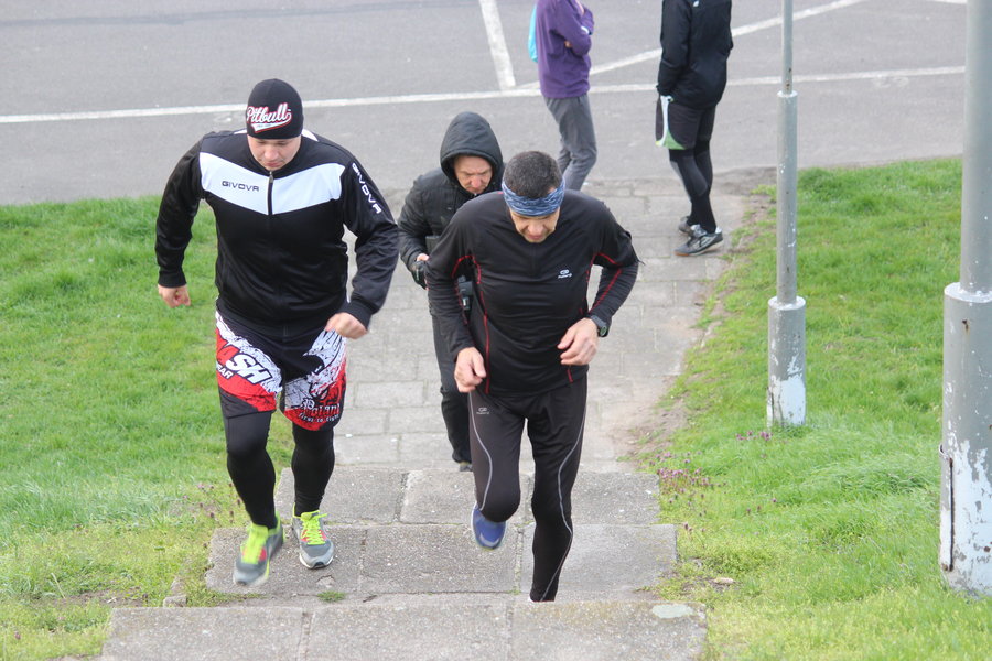 Biegli sprawdzić, czy grób jest pusty - film