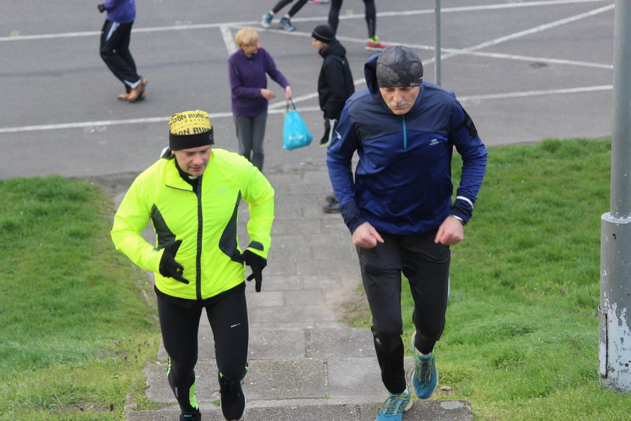 Biegli sprawdzić, czy grób jest pusty - film