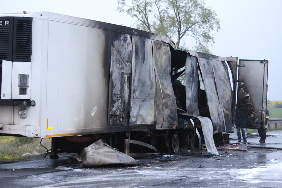 Płonęła naczepa z przetworami 