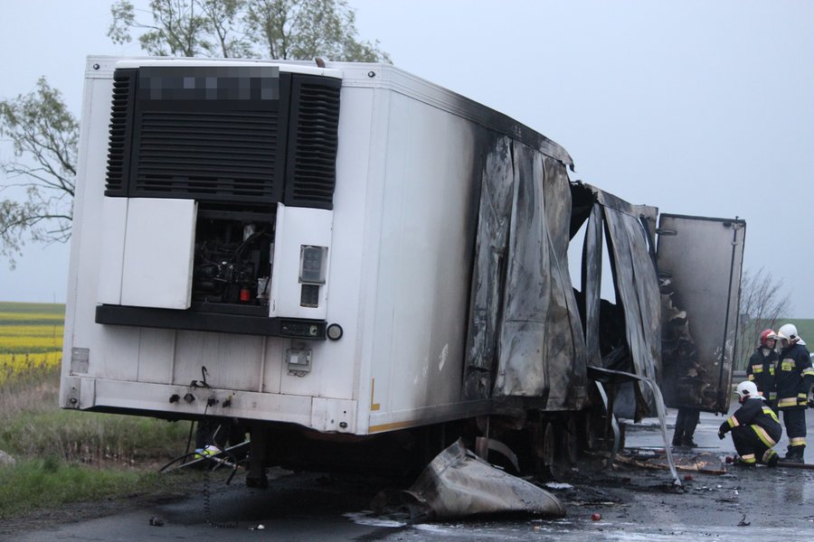 Płonęła naczepa z przetworami 