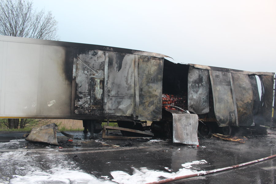 Płonęła naczepa z przetworami 