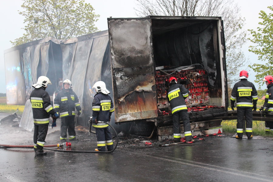 Płonęła naczepa z przetworami 
