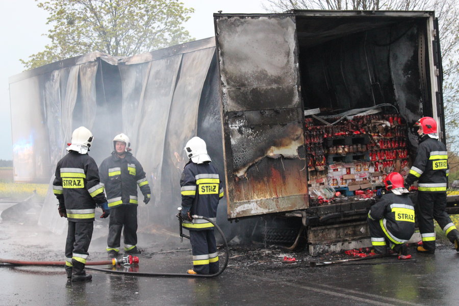 Płonęła naczepa z przetworami 