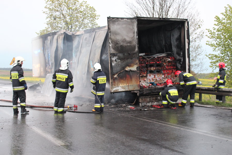 Płonęła naczepa z przetworami 