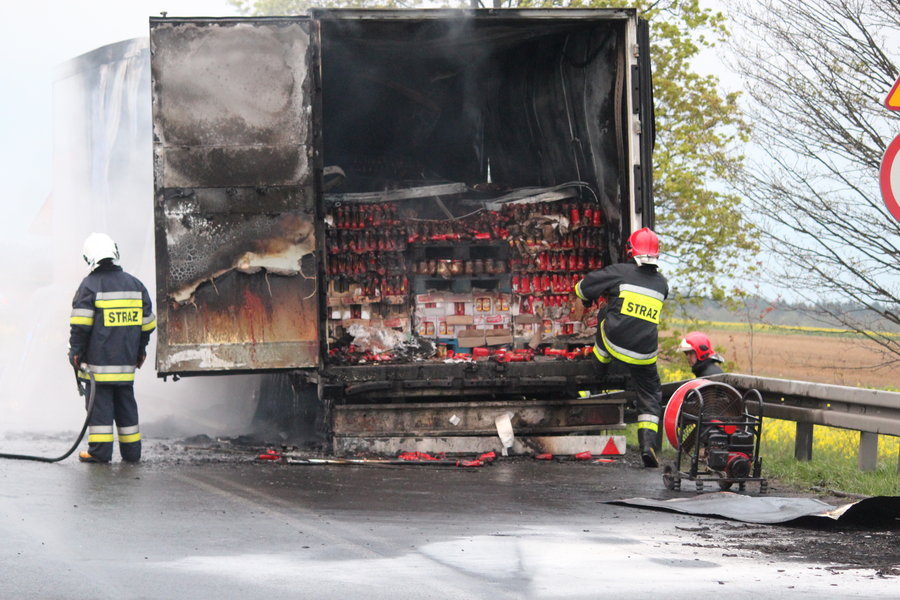 Płonęła naczepa z przetworami 