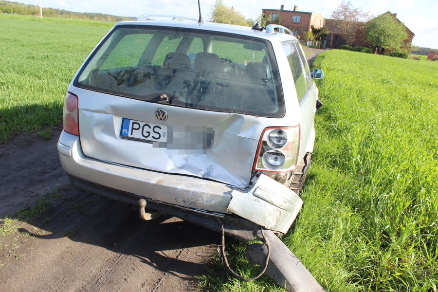 Nie wyhamował i uderzył...