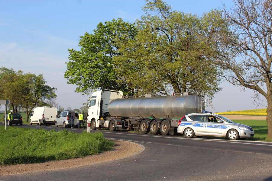 Cysterna zmiażdżyła tył citroena