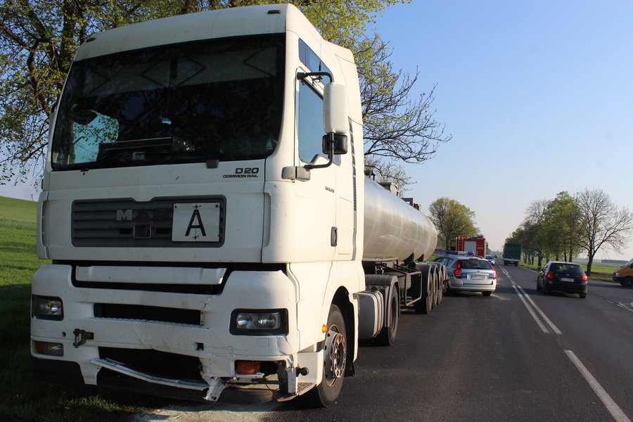 Cysterna zmiażdżyła tył citroena