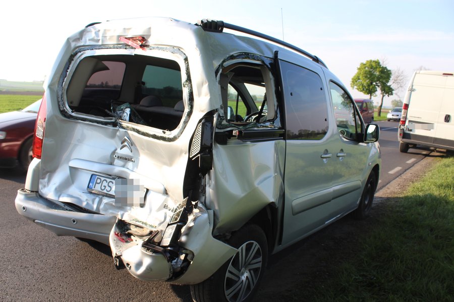 Cysterna zmiażdżyła tył citroena