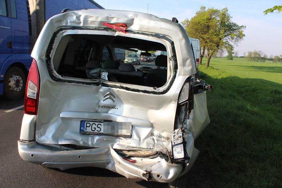 Cysterna zmiażdżyła tył citroena