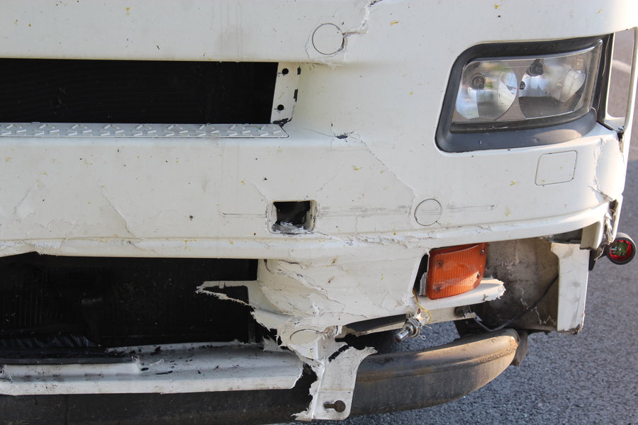 Cysterna zmiażdżyła tył citroena