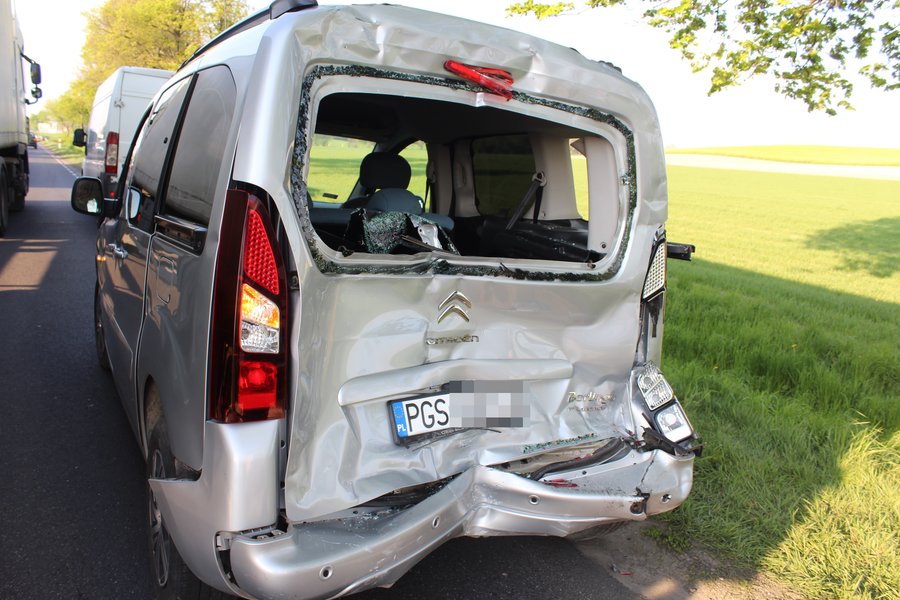 Cysterna zmiażdżyła tył citroena