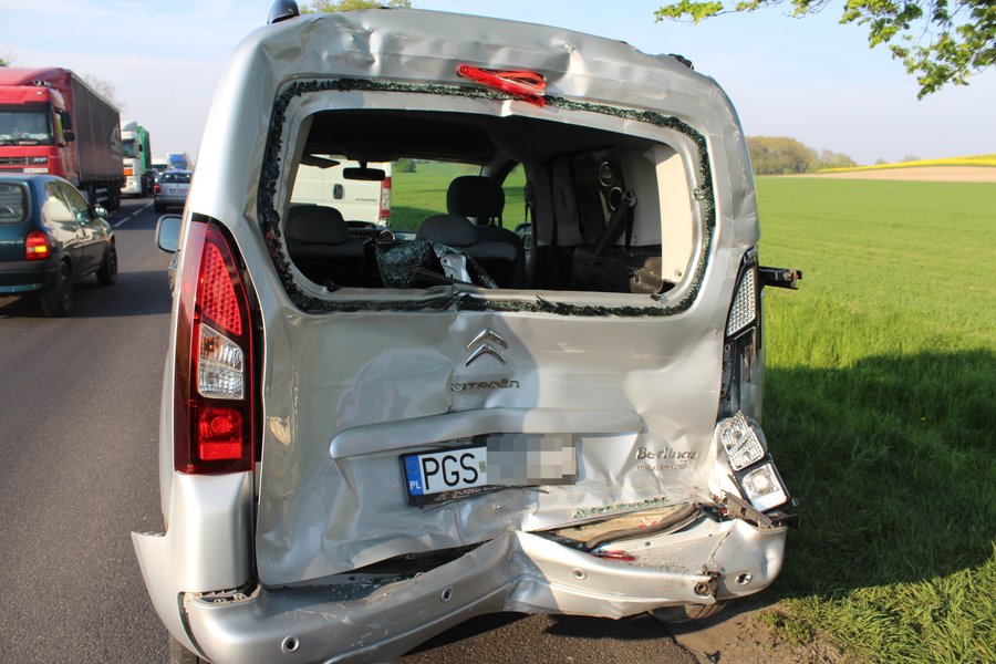 Cysterna zmiażdżyła tył citroena