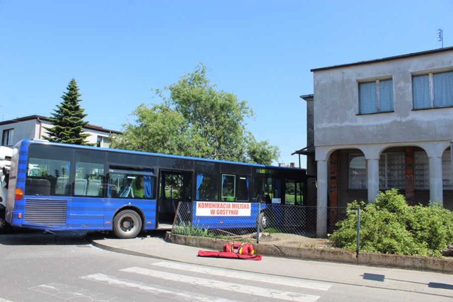 Miejski autobus zderzył się z ciężarówką i uszkodził budynek