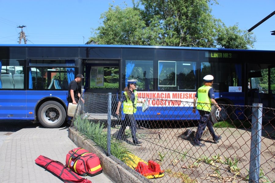 Miejski autobus zderzył się z ciężarówką i uszkodził budynek