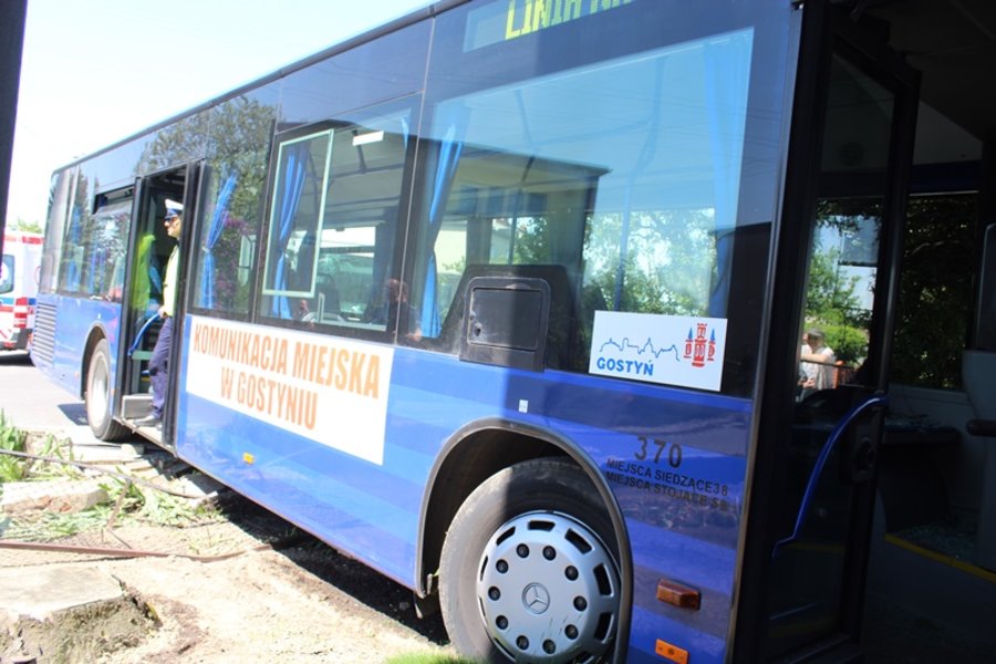 Miejski autobus zderzył się z ciężarówką i uszkodził budynek